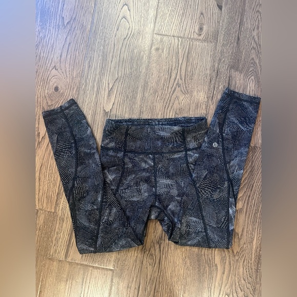 Lululemon Time to Sweat Crop *23” size 4 EUC - Picture 2 of 6